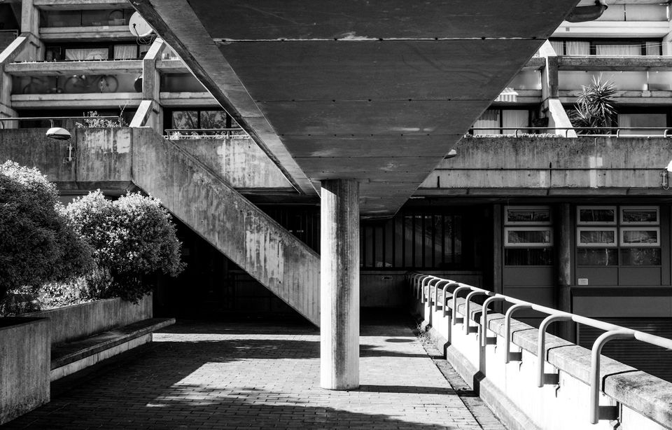 Brücke aus Beton mit Treppe in Schwarzweiss