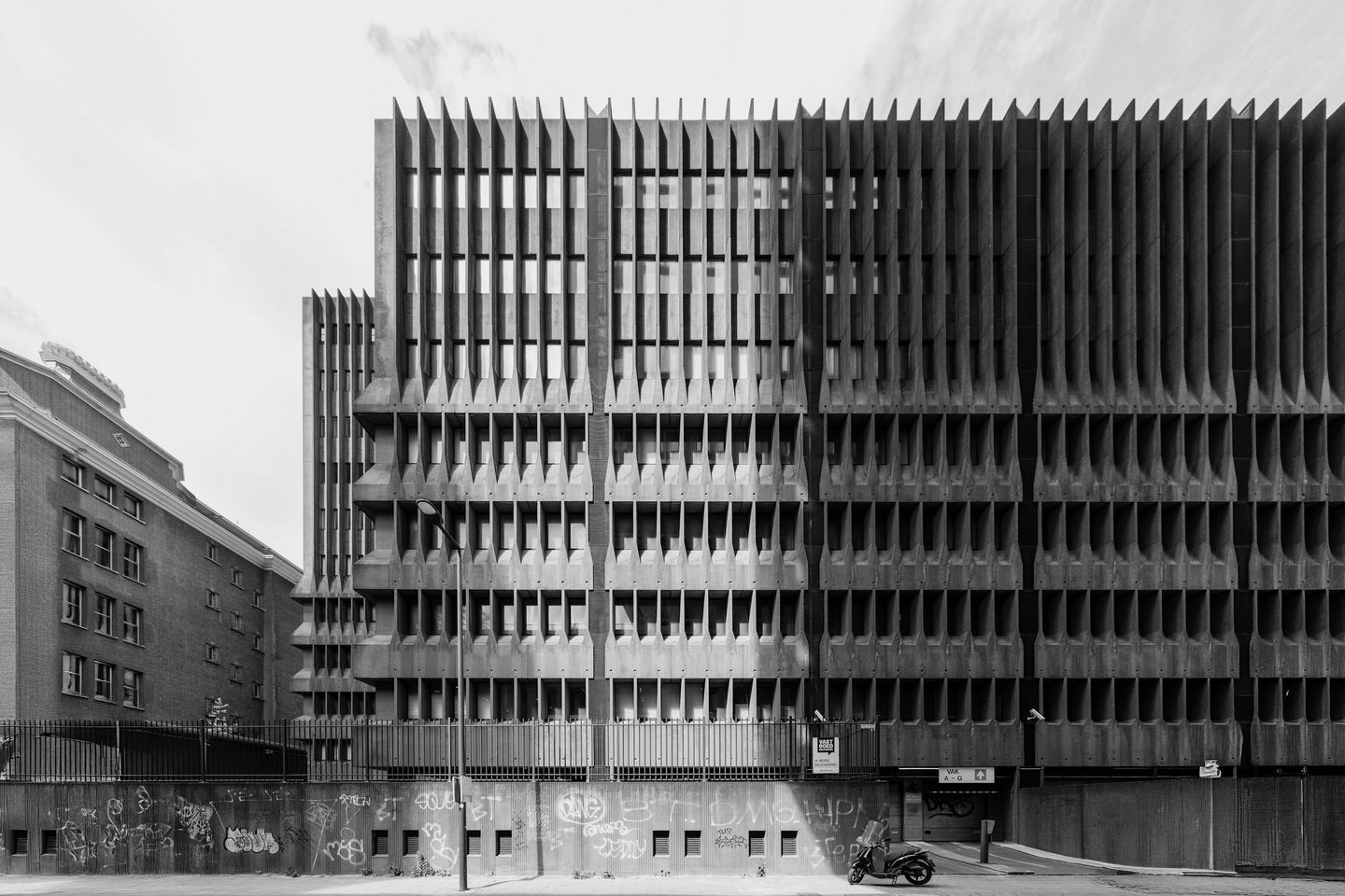 Betonfassade mit vielen senkrechten Lamellen in Schwarzweiss